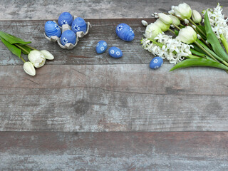 Osterhintergrund: Tulpen Hyazinthen und Ostereier.