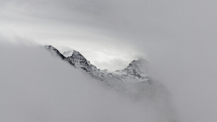 Eiger, Mönch, Jungfrau und Jungfraujoch durch Nebel und Wolkenfenster vom Faulhorn im Berner...