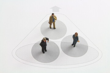 kleine Figuren stehen in Kreisen symbolisiert Mindestabstand 