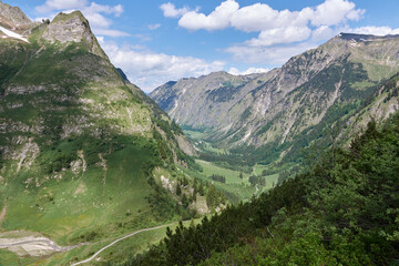 Fototapeta na wymiar Panorama im Bergsommer über das mittlere Oytal