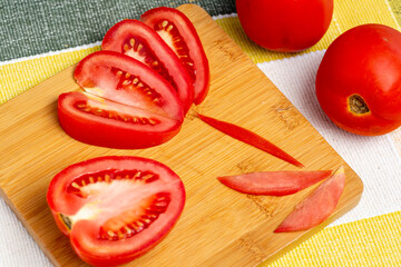 Fatias de tomate formando desenho de flor