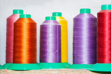 Colorful reels with threads, backgrounds, images related to the tailor.