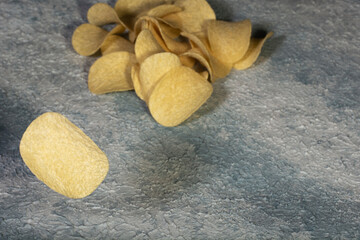 potato chips in wooden plate
