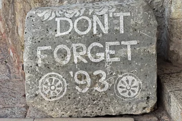 Deurstickers Stari Most Stone sign, Don't Forget '93, on Stari Most (Old Bridge), a reminder of the war, Mostar, Bosnia and Herzegovina