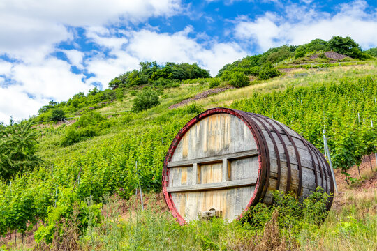 Gro&szlig;es Weinfass aus Holz inmitten eines Weinberges in der N&auml;he der Ortschaft Mesenich, Rheinland-Pfalz