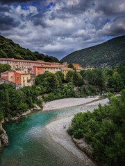 Fototapeta premium Vue sur Nyons et sa rivière