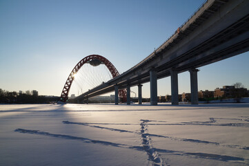 Obraz premium red picturesque bridge in moscow