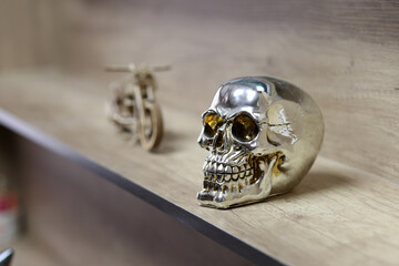 Obraz na płótnie Canvas silver skull on wooden motorcycle background