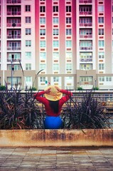 Fototapeta premium Mujer con gorro sentada