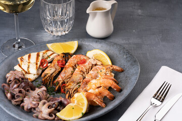 Seafood assorted platter - Prawn Shrimp, Squid, Octopus mini, lemon
