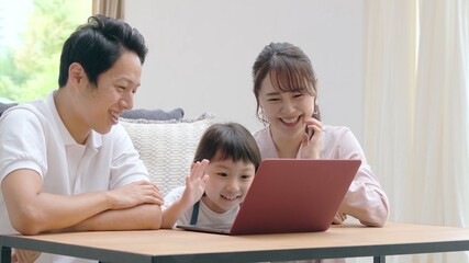 パソコンでビデオチャットをする家族