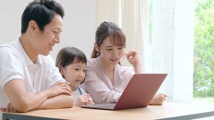 リビングでパソコンを使う家族