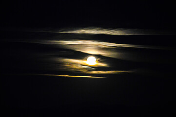 luna tra le nubi