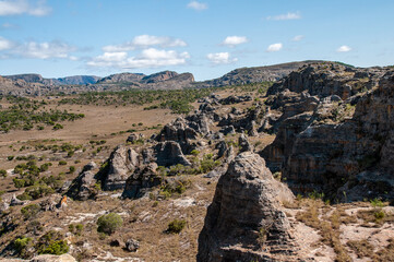 The characteristic rock formations of the Isalo N.P. they are crossed by paths that are often tiring for the great heat