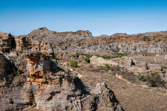 The characteristic rock formations of the Isalo N.P. they are crossed by paths that are often tiring for the great heat