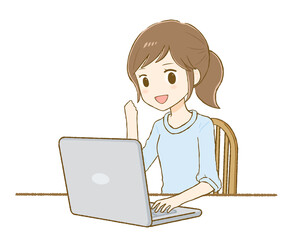 パソコンの前でガッツポーズをする女性（私服