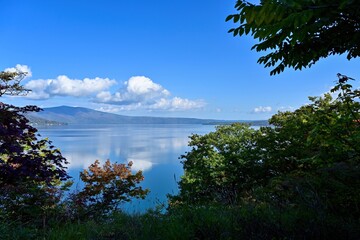 Fototapeta na wymiar 和琴半島の遊歩道から見た晩秋の屈斜路湖の情景＠北海道