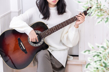 ギターを弾く若い女の子　japan