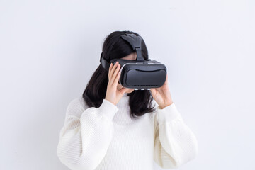 VRのゴーグルをつけてポーズをする女の子　ゲーム　進化