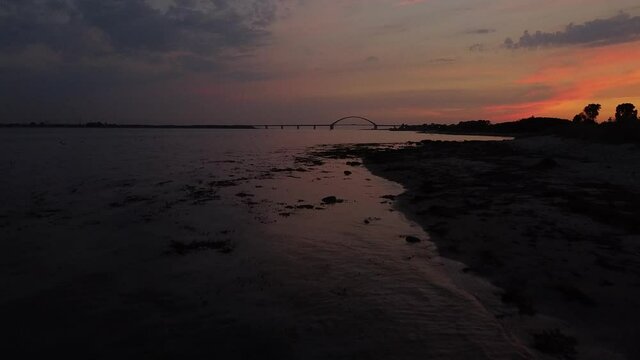 Fehmarn Sund zur Abendd&auml;mmerung mit der Drohne &uuml;ber den Strand, Sonnenuntergang auf Fehmarn
