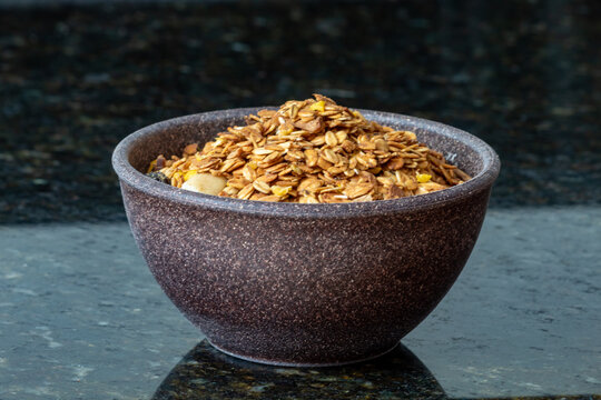 GRANOLA ORGANICA EM TIGELA DE MADEIRA.