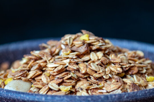 GRANOLA ORGANICA EM TIGELA DE MADEIRA.