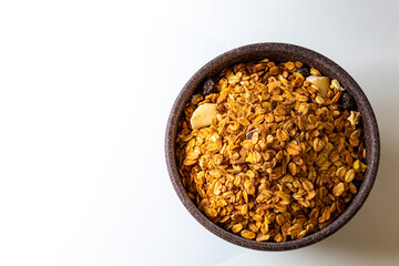 GRANOLA EM TIGELA DE MADEIRA EM FUNDO BRANCO