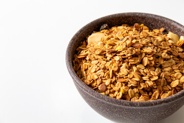 GRANOLA EM TIGELA DE MADEIRA EM FUNDO BRANCO