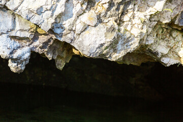Rocher dans les gorges de Douanne