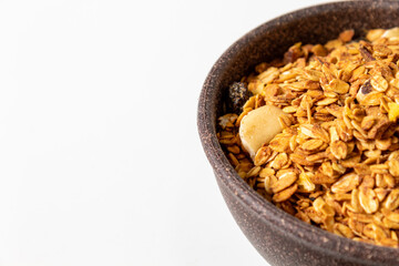 GRANOLA EM TIGELA DE MADEIRA EM FUNDO BRANCO