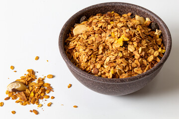 GRANOLA EM TIGELA DE MADEIRA EM FUNDO BRANCO