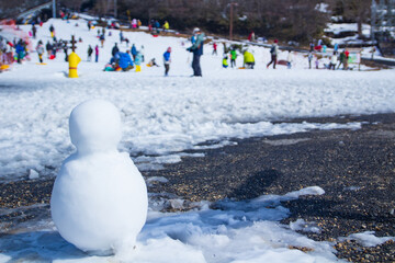 御在所スキー場　山頂付近のそりゲレンデと雪だるま