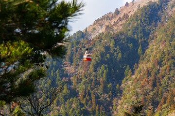 御在所岳登山　中登山道から眺める御在所ロープウェイ