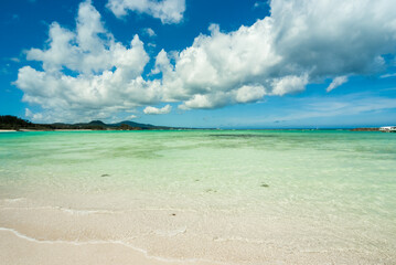 晴れた空と白い砂浜の沖縄県名護市のビーチ