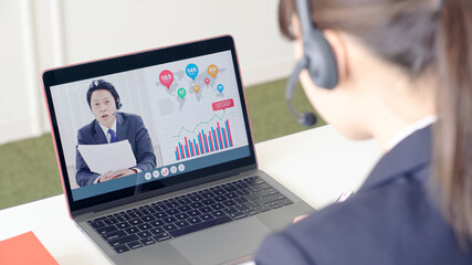 オンライン授業を受講する女子高生