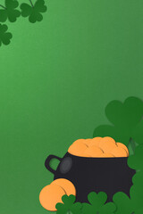 Fondo con marco, dia de San Patricio. Verde. Treboles shemrock con fuente con monedas de oro. Con textura. 