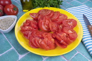assiette de tomates en rondelles sur une table