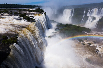 Obraz premium Panoramic view of the massive Iguazu Waterfalls system in Brazil