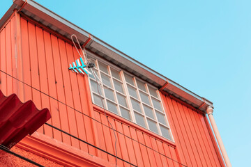 Edificio rojo anaranjado, cielo azul