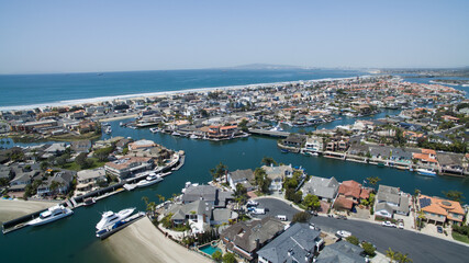 Naklejka premium Aerial view of a neighborhood nestled inside a harbor, next to the ocean