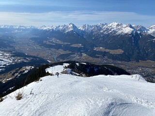 Arbeser mit Gipfelkreuz beim Skigebiet Kellerjoch am Hecher Pillberg  in der Nähe von Schwaz...