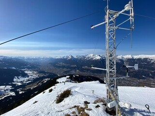 Arbeser mit Gipfelkreuz beim Skigebiet Kellerjoch am Hecher Pillberg  in der Nähe von Schwaz...