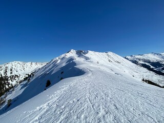 Arbeser mit Gipfelkreuz beim Skigebiet Kellerjoch am Hecher Pillberg  in der Nähe von Schwaz Wattens Innsbruck in Tirol, gegenüber das Karwendel Gebirge im Winter  mit Schneeschuhen oder Tourenski