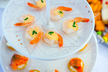 Fototapeta na wymiar shrimp with sauce on Plastic spoon, appetizer 
