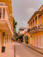 colombia cartagena yellow street centro main square pueblo tradicional arquitectura