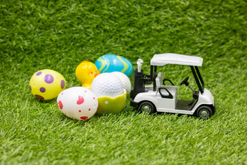 Naklejka premium Golf Easter Holiday with golf ball and Easter eggs on green grass
