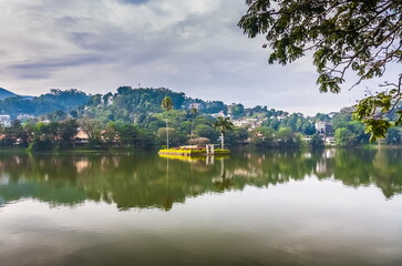Obraz premium View of the city pond against the overcast sky of Kandy in Sri Lanka