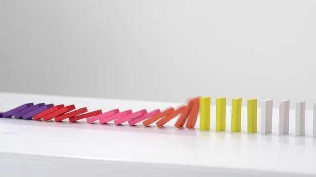 倒れる　ドミノ