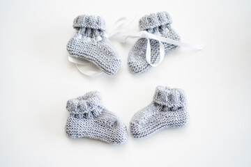 tricoter 4 petits chaussons pour nourrissants 