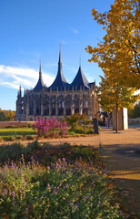 Obraz premium St. Barbara's Cathedral seen from the park with a yellow colored tree